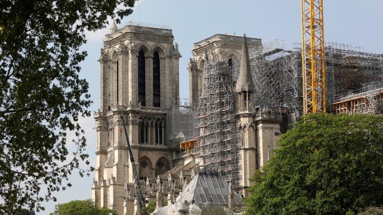 cathedrale-notre-dame-de-paris-le-11-avril-2020-optimized