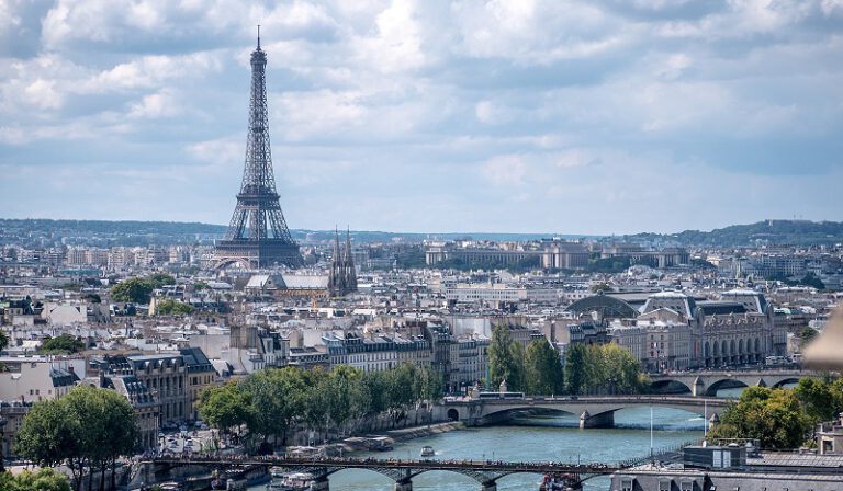 la_tour_eiffel_vue_de_la_tour_saint-jacques_paris_aout_2014_2-768x448