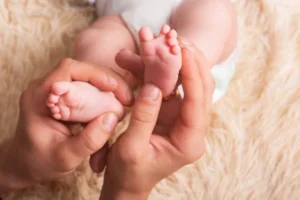 dad-holds-his-hands-small