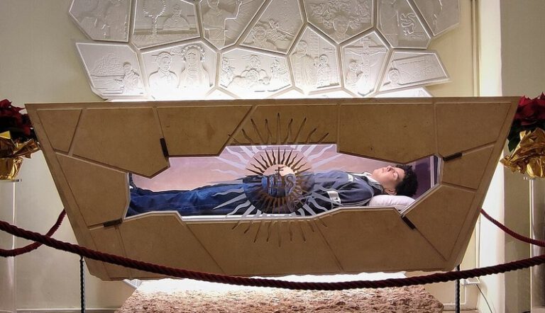 1416px-Carlo_Acutis_-_hrob_a_ken-768x442