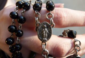 church-1790940_1920-e1669636022363-800x550