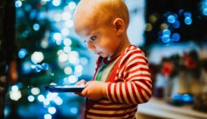 smartfon-dzieci-helenjank-pixa