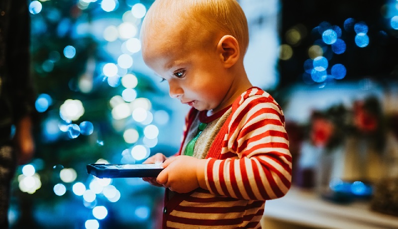 smartfon-dzieci-helenjank-pixa