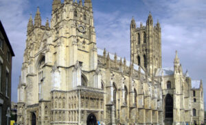 Canterbury_Cathedral_-_Portal_Nave_Cross-spire-900x550